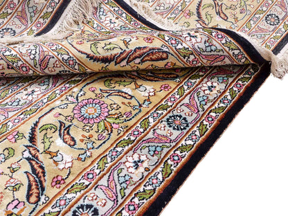 Feiner, handgeknüpfter Art Hereke aus Kunstseide. Ursprung China. Größe: 361 x 276 cm. Hauptfarben: Schwarz, Rosa, Blau. Vertrieb durch JUPITER Intl.
