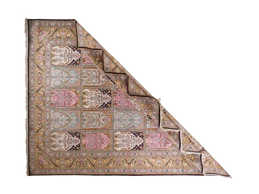 Feiner, handgeknüpfter Art Hereke aus Kunstseide. Ursprung China. Größe: 361 x 276 cm. Hauptfarben: Schwarz, Rosa, Blau. Vertrieb durch JUPITER Intl.