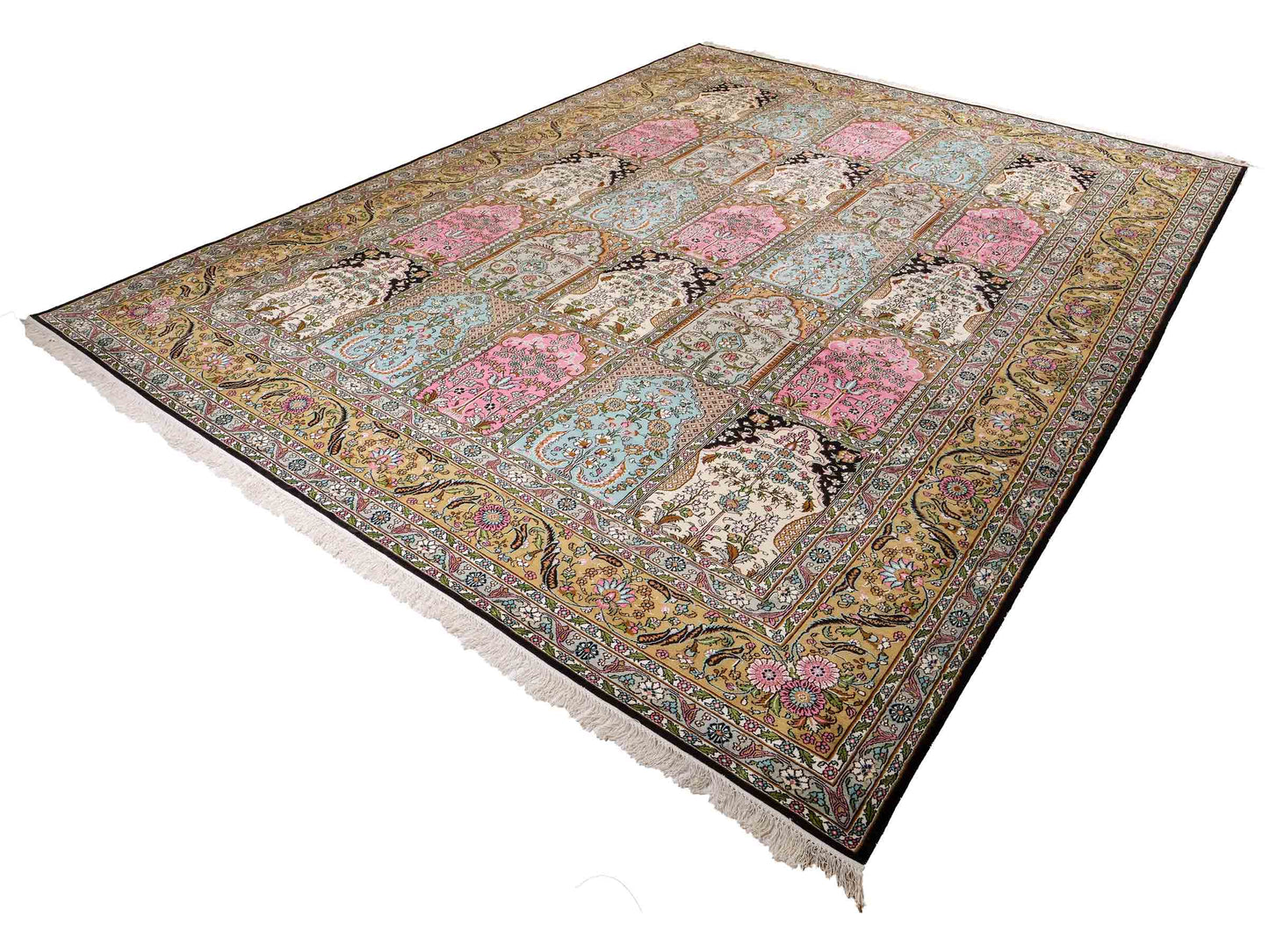 Feiner, handgeknüpfter Art Hereke aus Kunstseide. Ursprung China. Größe: 361 x 276 cm. Hauptfarben: Schwarz, Rosa, Blau. Vertrieb durch JUPITER Intl.