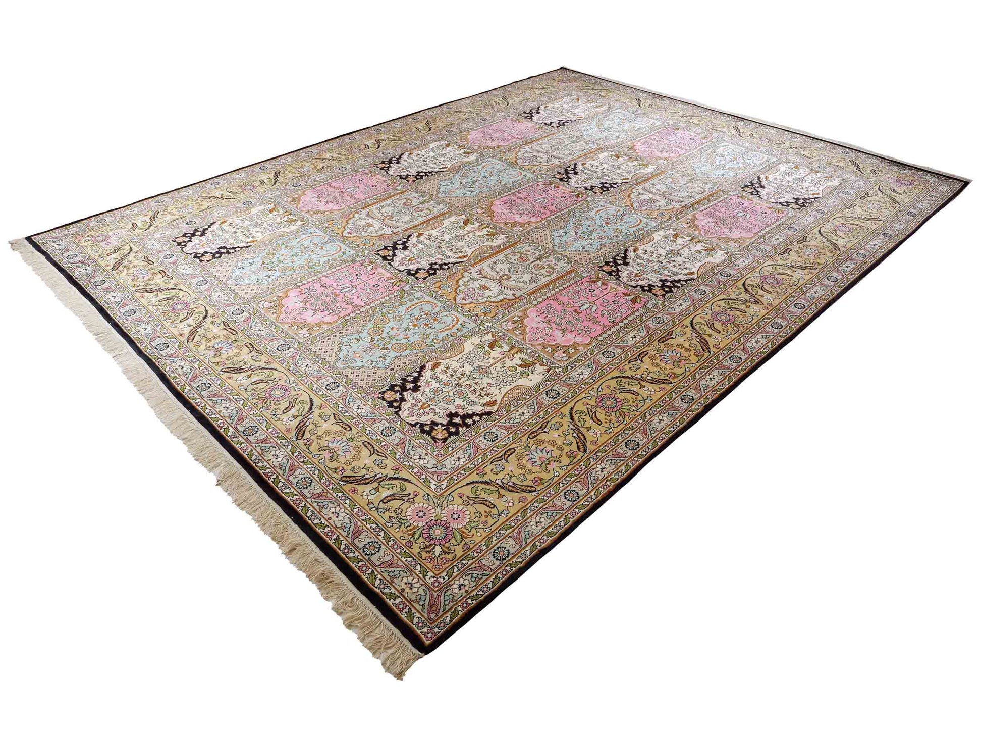 Feiner, handgeknüpfter Art Hereke aus Kunstseide. Ursprung China. Größe: 361 x 276 cm. Hauptfarben: Schwarz, Rosa, Blau. Vertrieb durch JUPITER Intl.