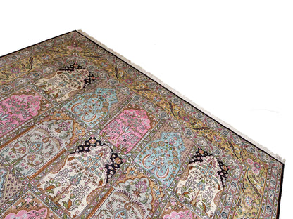 Feiner, handgeknüpfter Art Hereke aus Kunstseide. Ursprung China. Größe: 361 x 276 cm. Hauptfarben: Schwarz, Rosa, Blau. Vertrieb durch JUPITER Intl.