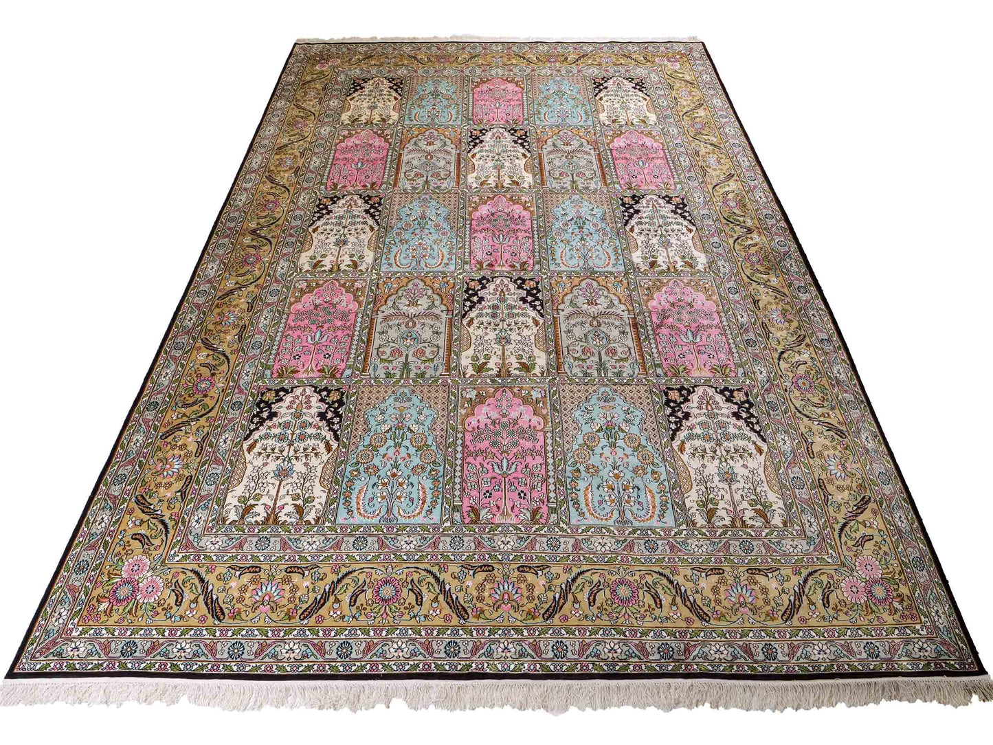 Feiner, handgeknüpfter Art Hereke aus Kunstseide. Ursprung China. Größe: 361 x 276 cm. Hauptfarben: Schwarz, Rosa, Blau. Vertrieb durch JUPITER Intl.