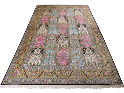 Feiner, handgeknüpfter Art Hereke aus Kunstseide. Ursprung China. Größe: 361 x 276 cm. Hauptfarben: Schwarz, Rosa, Blau. Vertrieb durch JUPITER Intl.