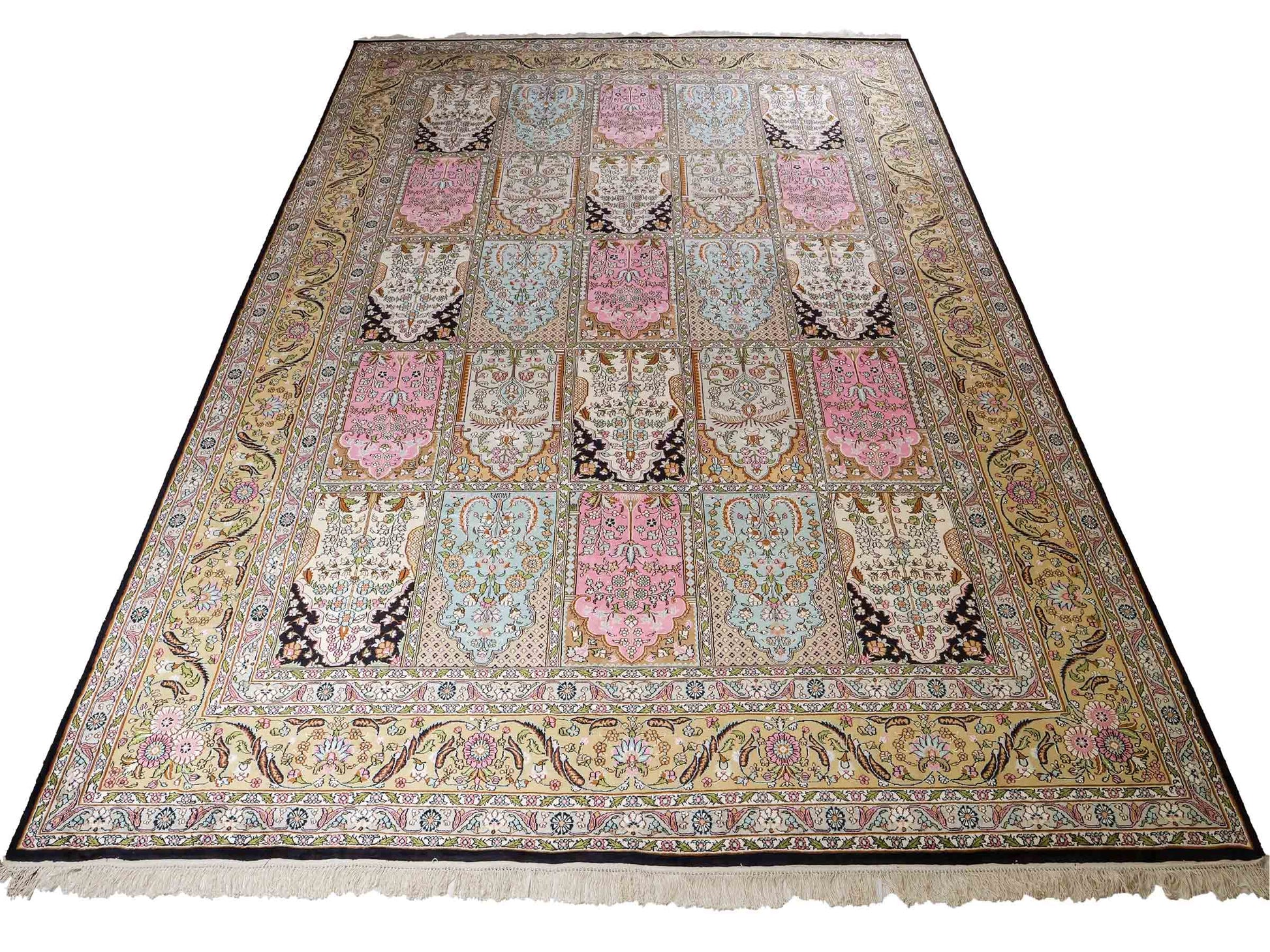 Feiner, handgeknüpfter Art Hereke aus Kunstseide. Ursprung China. Größe: 361 x 276 cm. Hauptfarben: Schwarz, Rosa, Blau. Vertrieb durch JUPITER Intl.