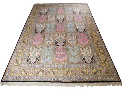 Feiner, handgeknüpfter Art Hereke aus Kunstseide. Ursprung China. Größe: 361 x 276 cm. Hauptfarben: Schwarz, Rosa, Blau. Vertrieb durch JUPITER Intl.
