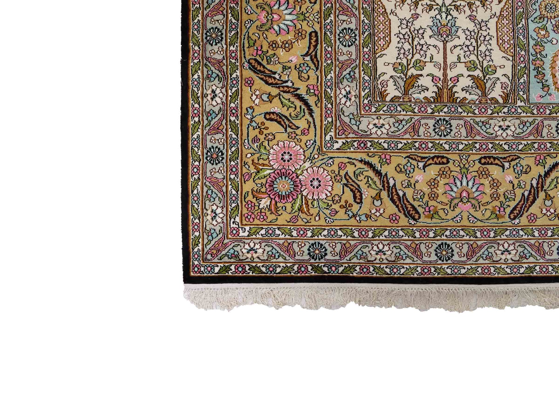 Feiner, handgeknüpfter Art Hereke aus Kunstseide. Ursprung China. Größe: 361 x 276 cm. Hauptfarben: Schwarz, Rosa, Blau. Vertrieb durch JUPITER Intl.