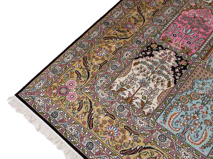 Feiner, handgeknüpfter Art Hereke aus Kunstseide. Ursprung China. Größe: 361 x 276 cm. Hauptfarben: Schwarz, Rosa, Blau. Vertrieb durch JUPITER Intl.