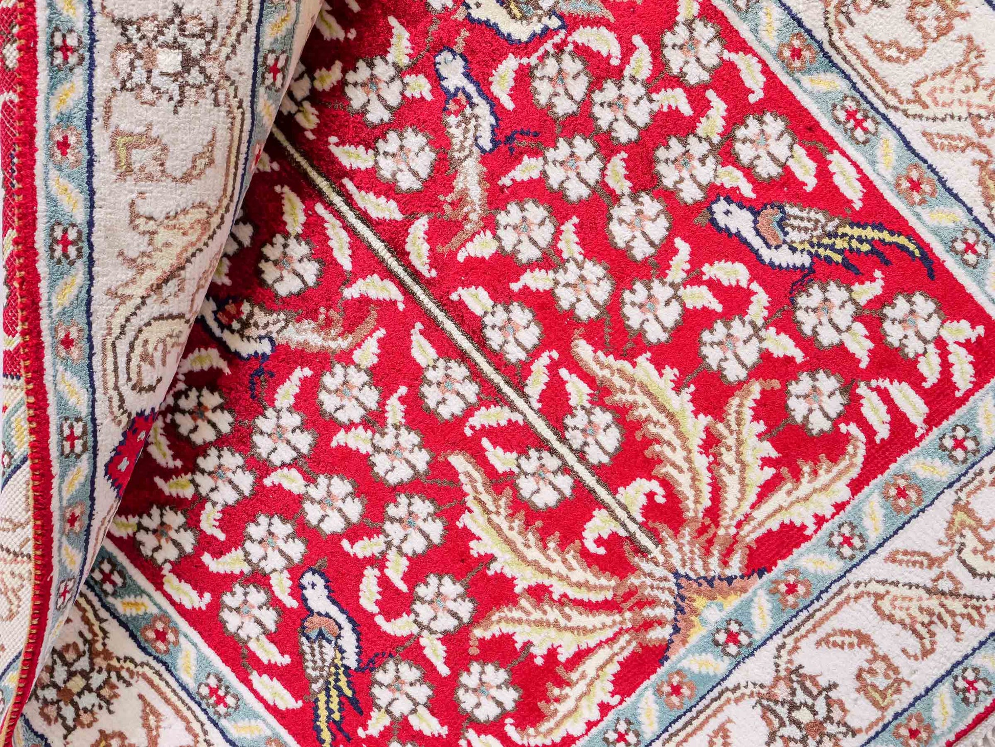 Feiner, handgeknüpfter, chinesischer Orientteppich mit Hereke Design aus Kunstseide, rot, creme, blau. 86x58 cm. Verkauf durch Jupiter Intl.