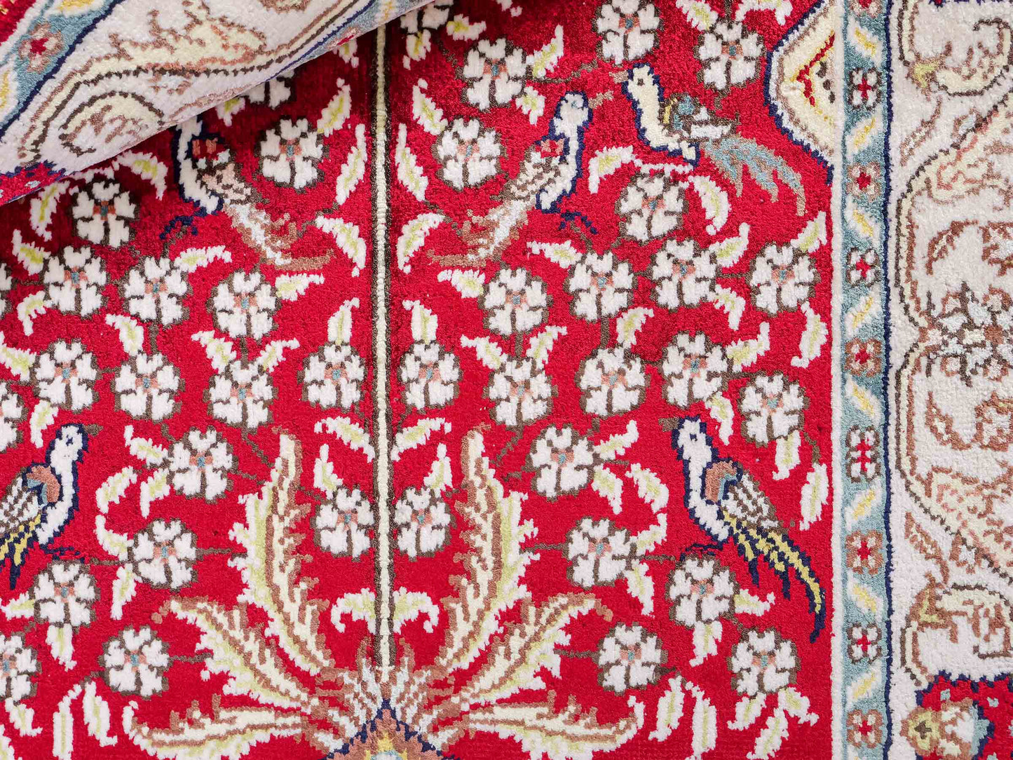 Feiner, handgeknüpfter, chinesischer Orientteppich mit Hereke Design aus Kunstseide, rot, creme, blau. 86x58 cm. Verkauf durch Jupiter Intl.