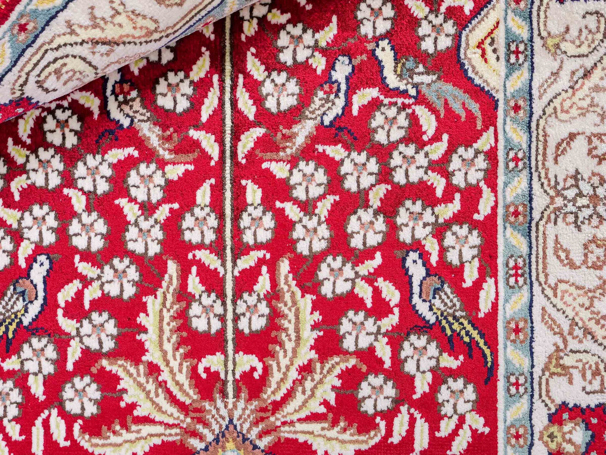 Feiner, handgeknüpfter, chinesischer Orientteppich mit Hereke Design aus Kunstseide, rot, creme, blau. 86x58 cm. Verkauf durch Jupiter Intl.
