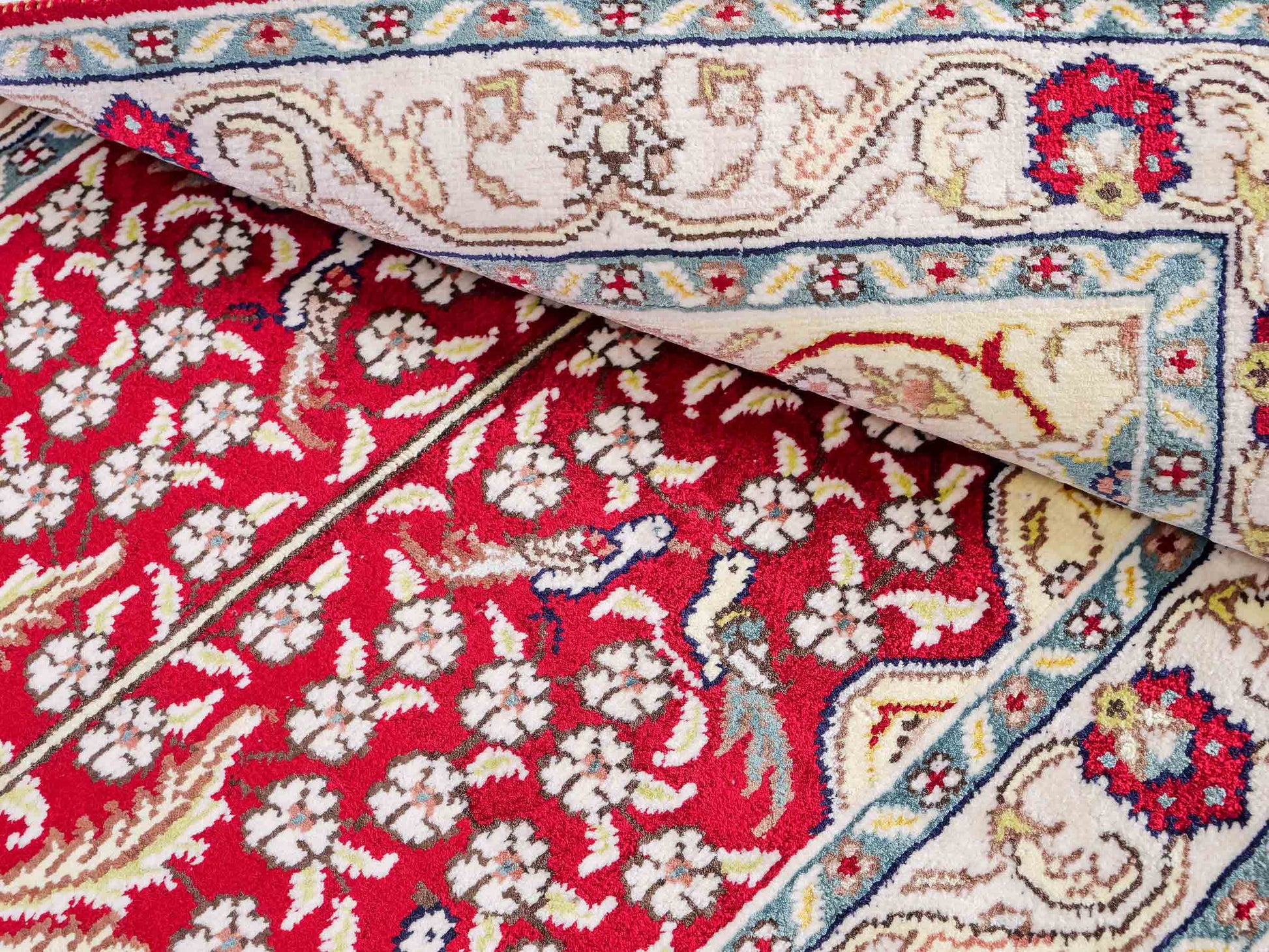 Feiner, handgeknüpfter, chinesischer Orientteppich mit Hereke Design aus Kunstseide, rot, creme, blau. 86x58 cm. Verkauf durch Jupiter Intl.
