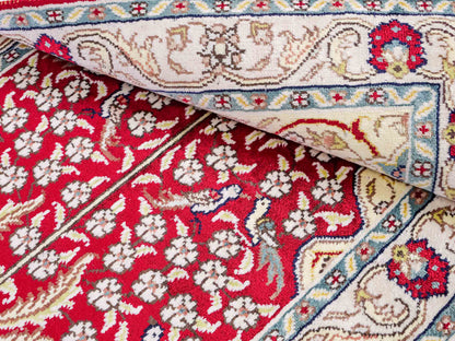 Feiner, handgeknüpfter, chinesischer Orientteppich mit Hereke Design aus Kunstseide, rot, creme, blau. 86x58 cm. Verkauf durch Jupiter Intl.