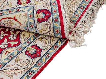 Feiner, handgeknüpfter, chinesischer Orientteppich mit Hereke Design aus Kunstseide, rot, creme, blau. 86x58 cm. Verkauf durch Jupiter Intl.