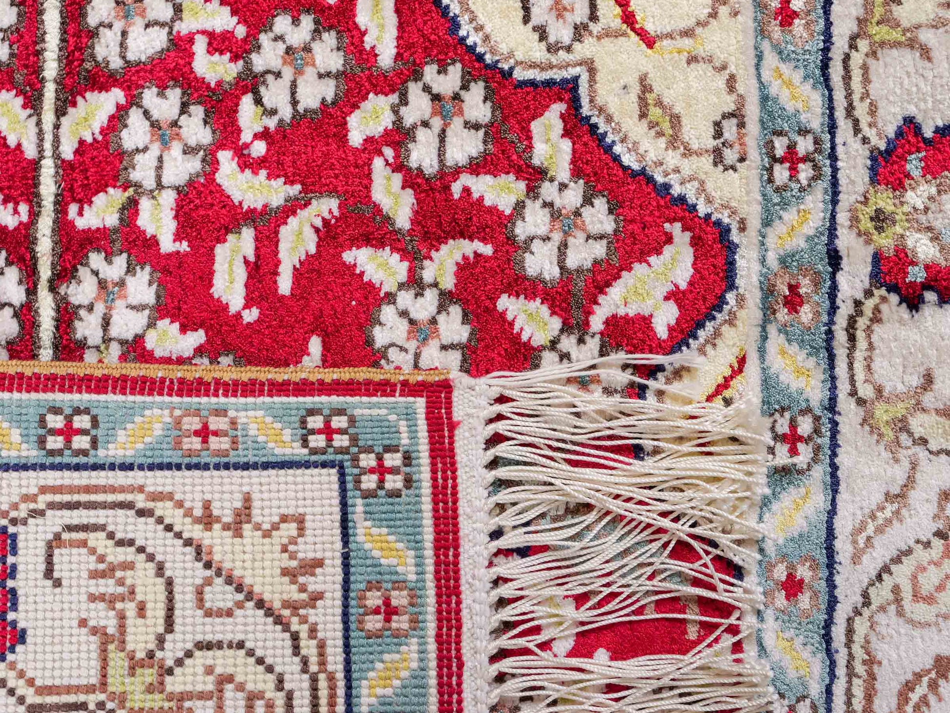Feiner, handgeknüpfter, chinesischer Orientteppich mit Hereke Design aus Kunstseide, rot, creme, blau. 86x58 cm. Verkauf durch Jupiter Intl.