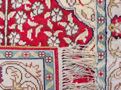 Feiner, handgeknüpfter, chinesischer Orientteppich mit Hereke Design aus Kunstseide, rot, creme, blau. 86x58 cm. Verkauf durch Jupiter Intl.
