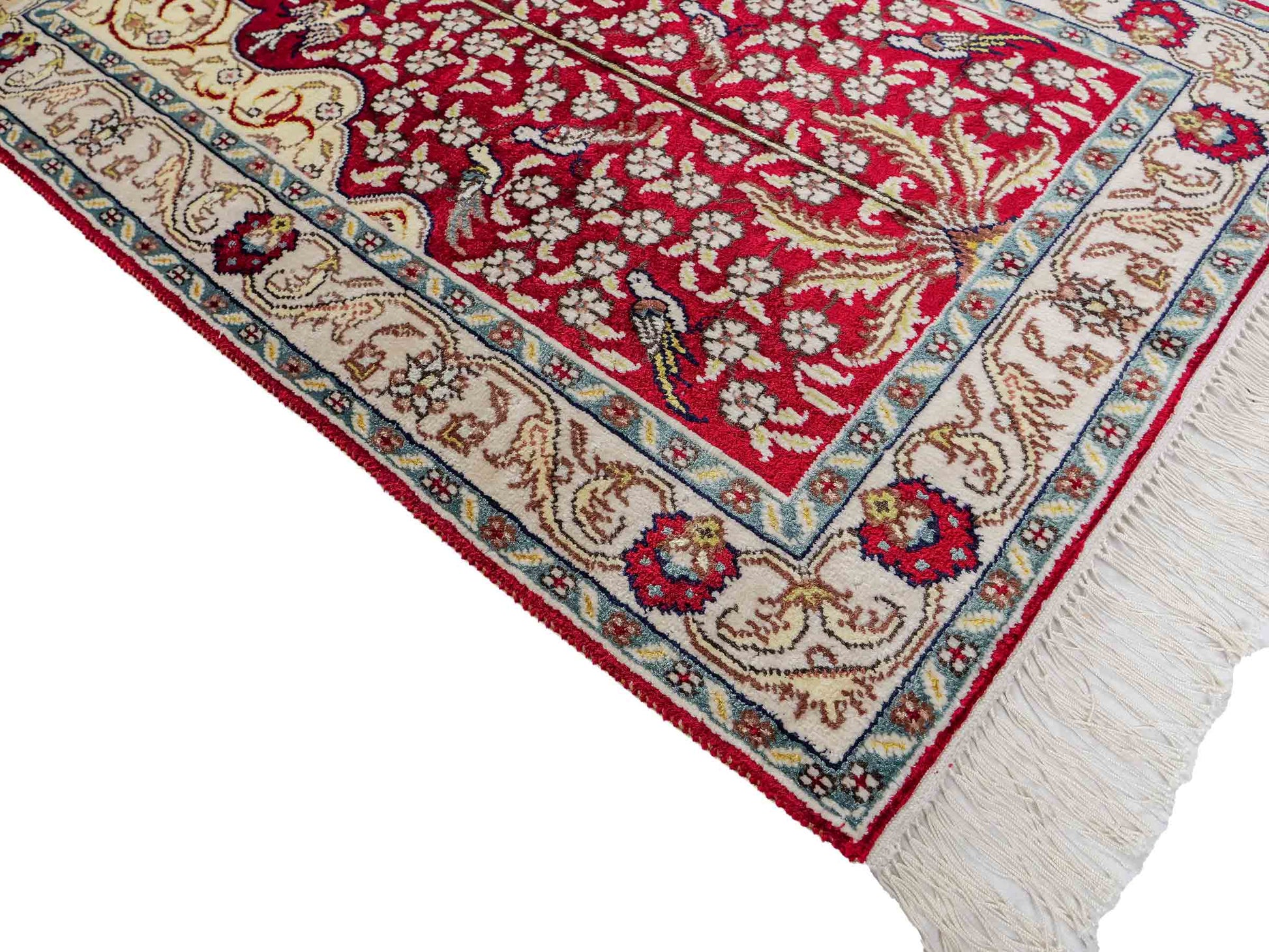 Feiner, handgeknüpfter, chinesischer Orientteppich mit Hereke Design aus Kunstseide, rot, creme, blau. 86x58 cm. Verkauf durch Jupiter Intl.