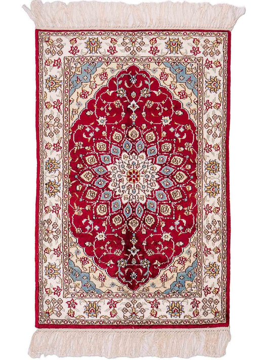 Feiner, handgeknüpfter, chinesischer Orientteppich mit Hereke Design aus Kunstseide, rot, creme, blau. 87x56 cm. Verkauf durch Jupiter Intl.
