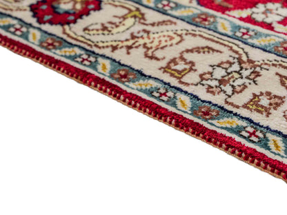 Feiner, handgeknüpfter, chinesischer Orientteppich mit Hereke Design aus Kunstseide, rot, creme, blau. 87x58 cm. Verkauf durch Jupiter Intl.