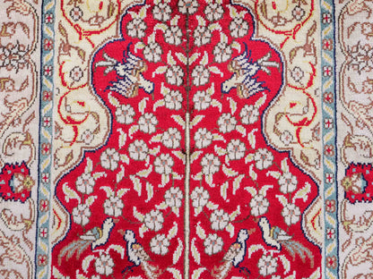 Feiner, handgeknüpfter, chinesischer Orientteppich mit Hereke Design aus Kunstseide, rot, creme, blau. 87x58 cm. Verkauf durch Jupiter Intl.