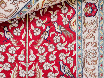Feiner, handgeknüpfter, chinesischer Orientteppich mit Hereke Design aus Kunstseide, rot, creme, blau. 87x58 cm. Verkauf durch Jupiter Intl.