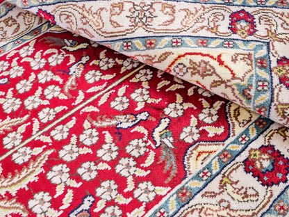Feiner, handgeknüpfter, chinesischer Orientteppich mit Hereke Design aus Kunstseide, rot, creme, blau. 87x58 cm. Verkauf durch Jupiter Intl.