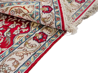 Feiner, handgeknüpfter, chinesischer Orientteppich mit Hereke Design aus Kunstseide, rot, creme, blau. 87x58 cm. Verkauf durch Jupiter Intl.