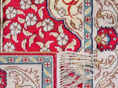 Feiner, handgeknüpfter, chinesischer Orientteppich mit Hereke Design aus Kunstseide, rot, creme, blau. 87x58 cm. Verkauf durch Jupiter Intl.
