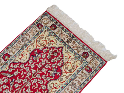 Feiner, handgeknüpfter, chinesischer Orientteppich mit Hereke Design aus Kunstseide, rot, creme, blau. 87x58 cm. Verkauf durch Jupiter Intl.