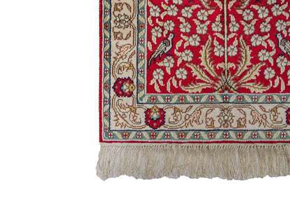 Feiner, handgeknüpfter, chinesischer Orientteppich mit Hereke Design aus Kunstseide, rot, creme, blau. 87x58 cm. Verkauf durch Jupiter Intl.