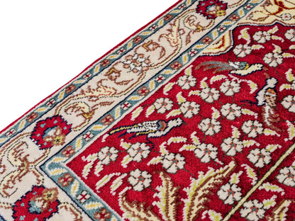 Feiner, handgeknüpfter, chinesischer Orientteppich mit Hereke Design aus Kunstseide, rot, creme, blau. 89x58 cm. Verkauf durch Jupiter Intl.