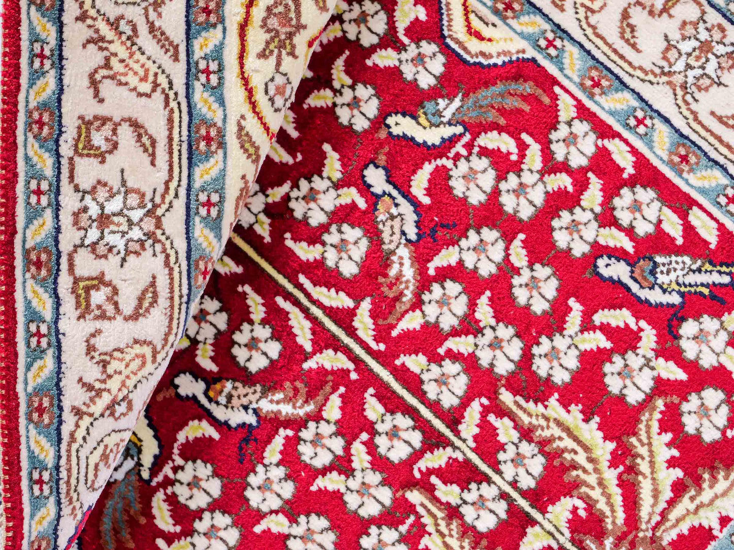 Feiner, handgeknüpfter, chinesischer Orientteppich mit Hereke Design aus Kunstseide, rot, creme, blau. 89x58 cm. Verkauf durch Jupiter Intl.