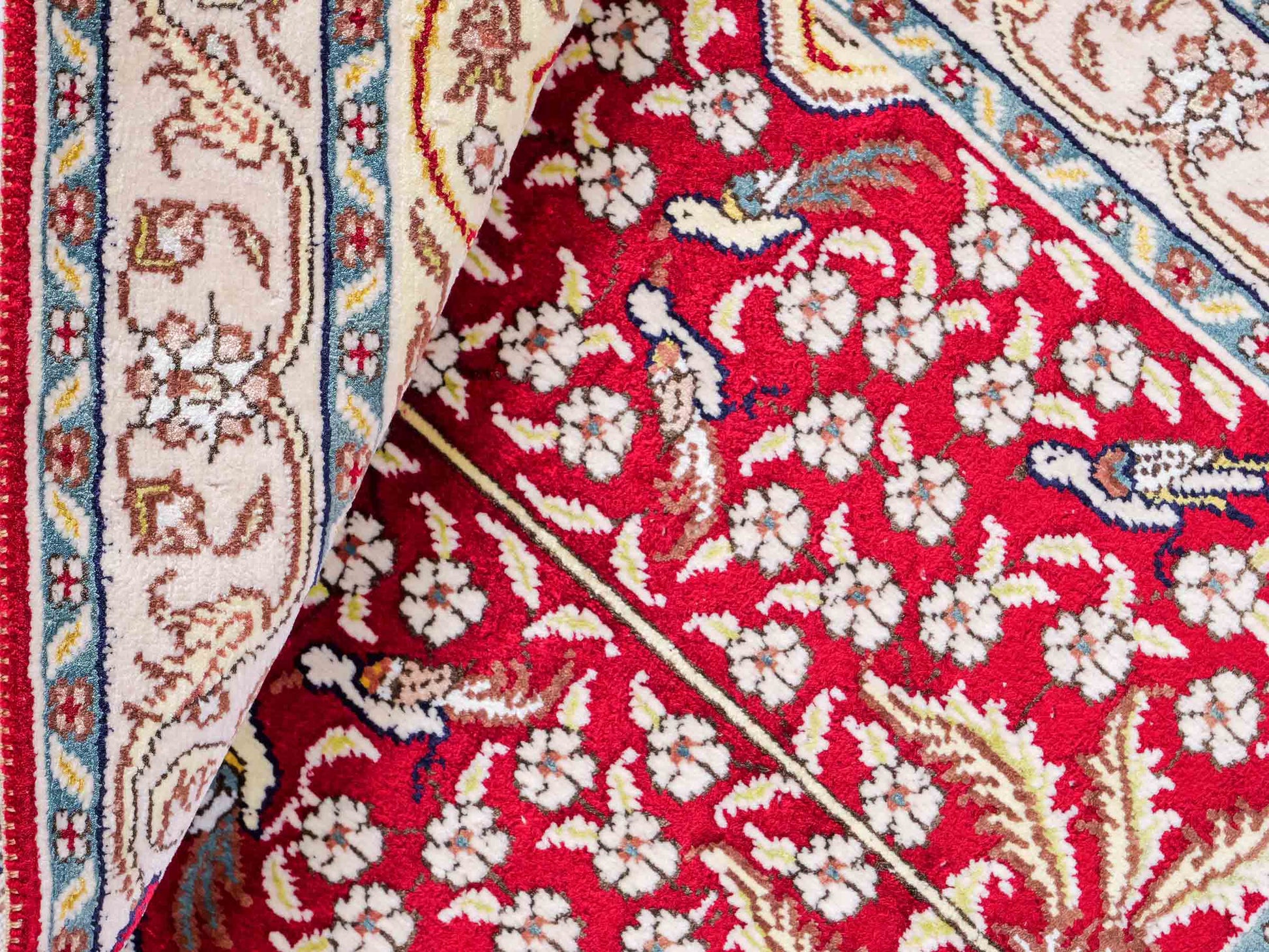 Feiner, handgeknüpfter, chinesischer Orientteppich mit Hereke Design aus Kunstseide, rot, creme, blau. 89x58 cm. Verkauf durch Jupiter Intl.