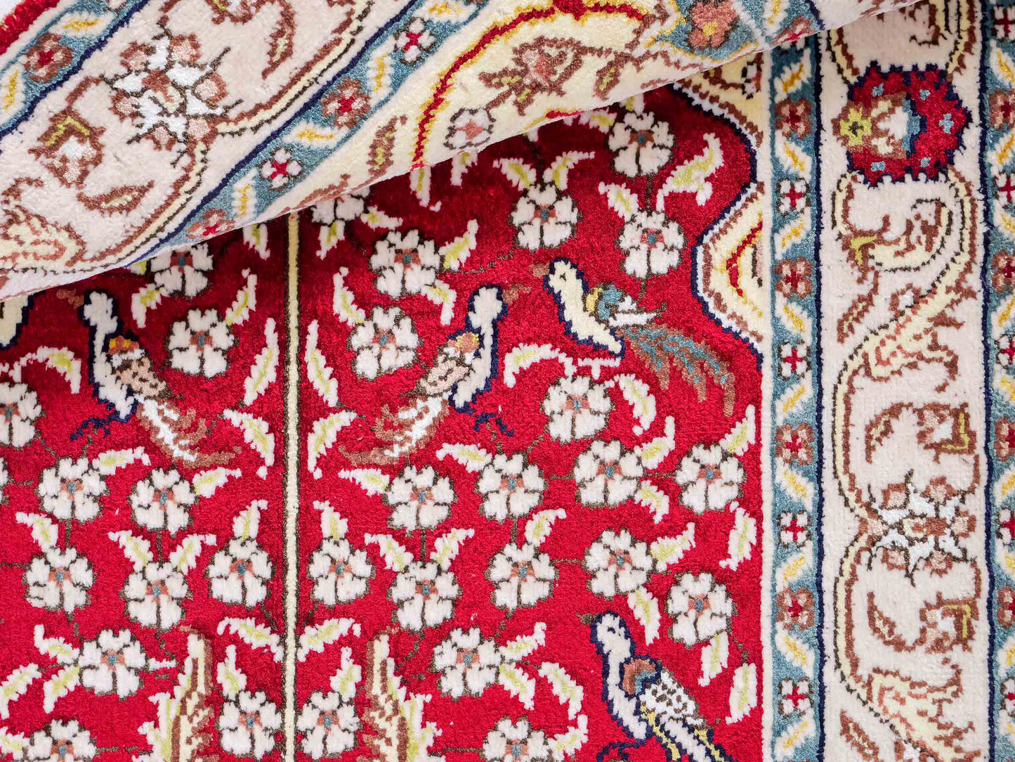 Feiner, handgeknüpfter, chinesischer Orientteppich mit Hereke Design aus Kunstseide, rot, creme, blau. 89x58 cm. Verkauf durch Jupiter Intl.