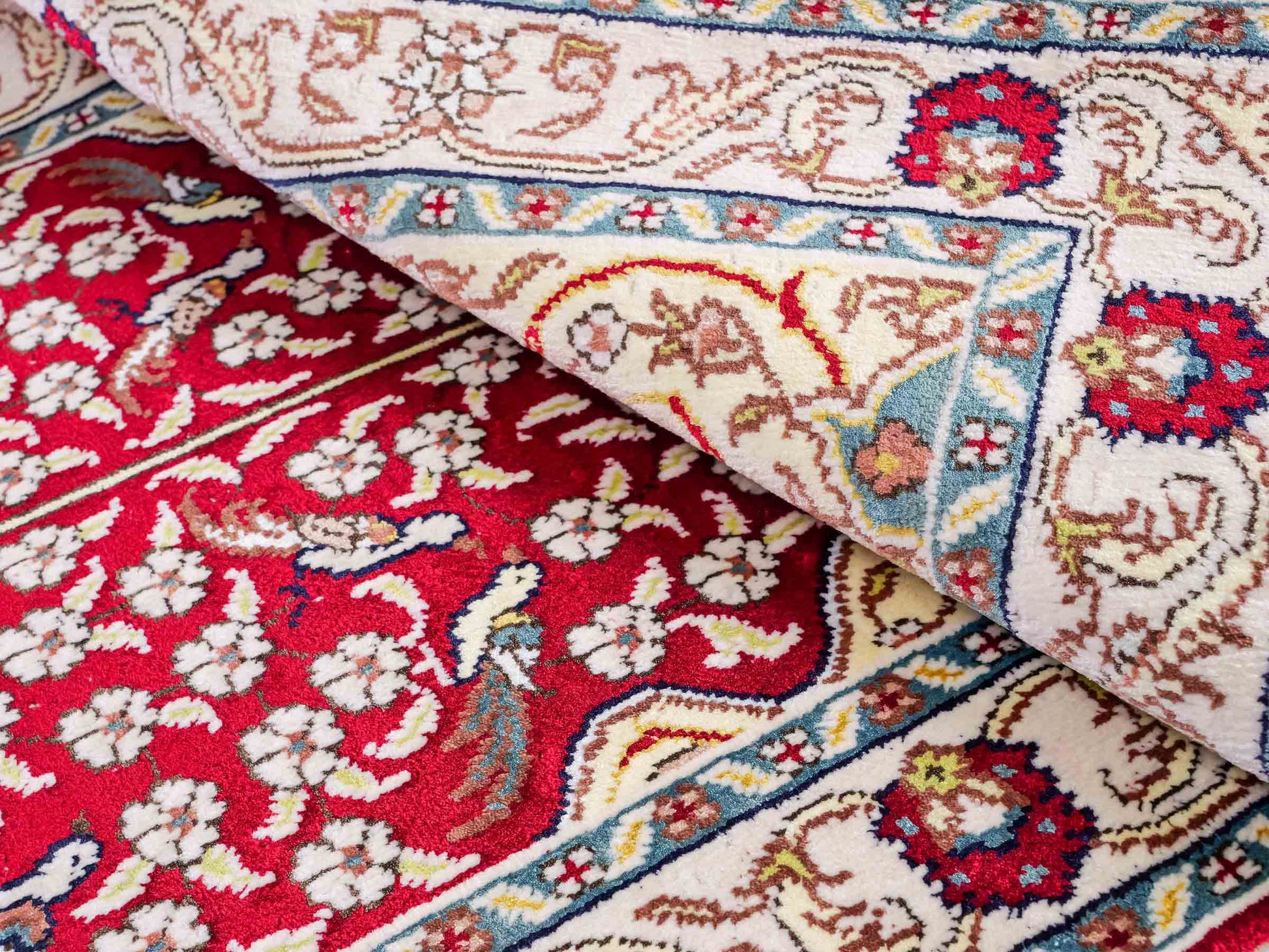Feiner, handgeknüpfter, chinesischer Orientteppich mit Hereke Design aus Kunstseide, rot, creme, blau. 89x58 cm. Verkauf durch Jupiter Intl.
