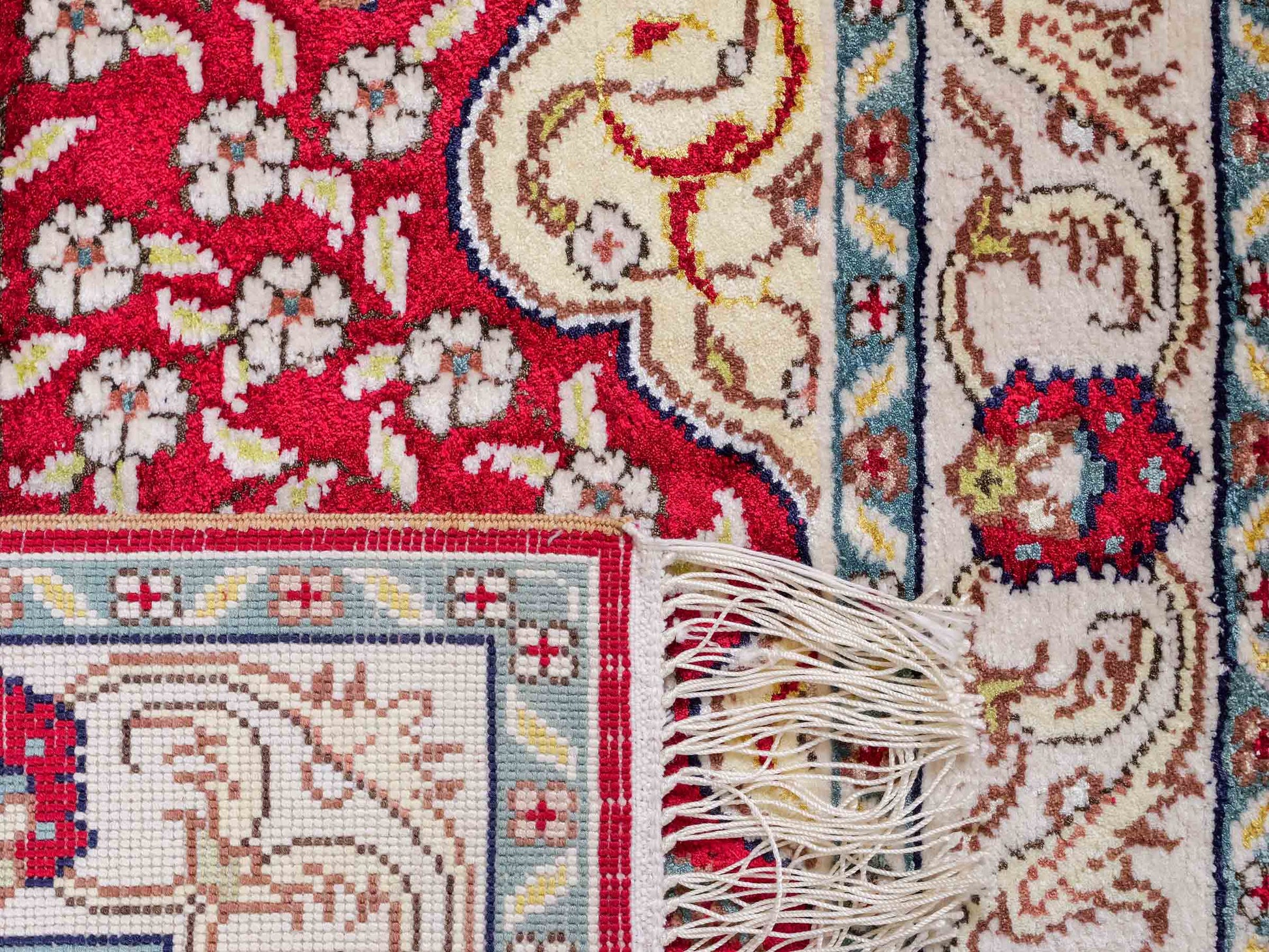Feiner, handgeknüpfter, chinesischer Orientteppich mit Hereke Design aus Kunstseide, rot, creme, blau. 89x58 cm. Verkauf durch Jupiter Intl.