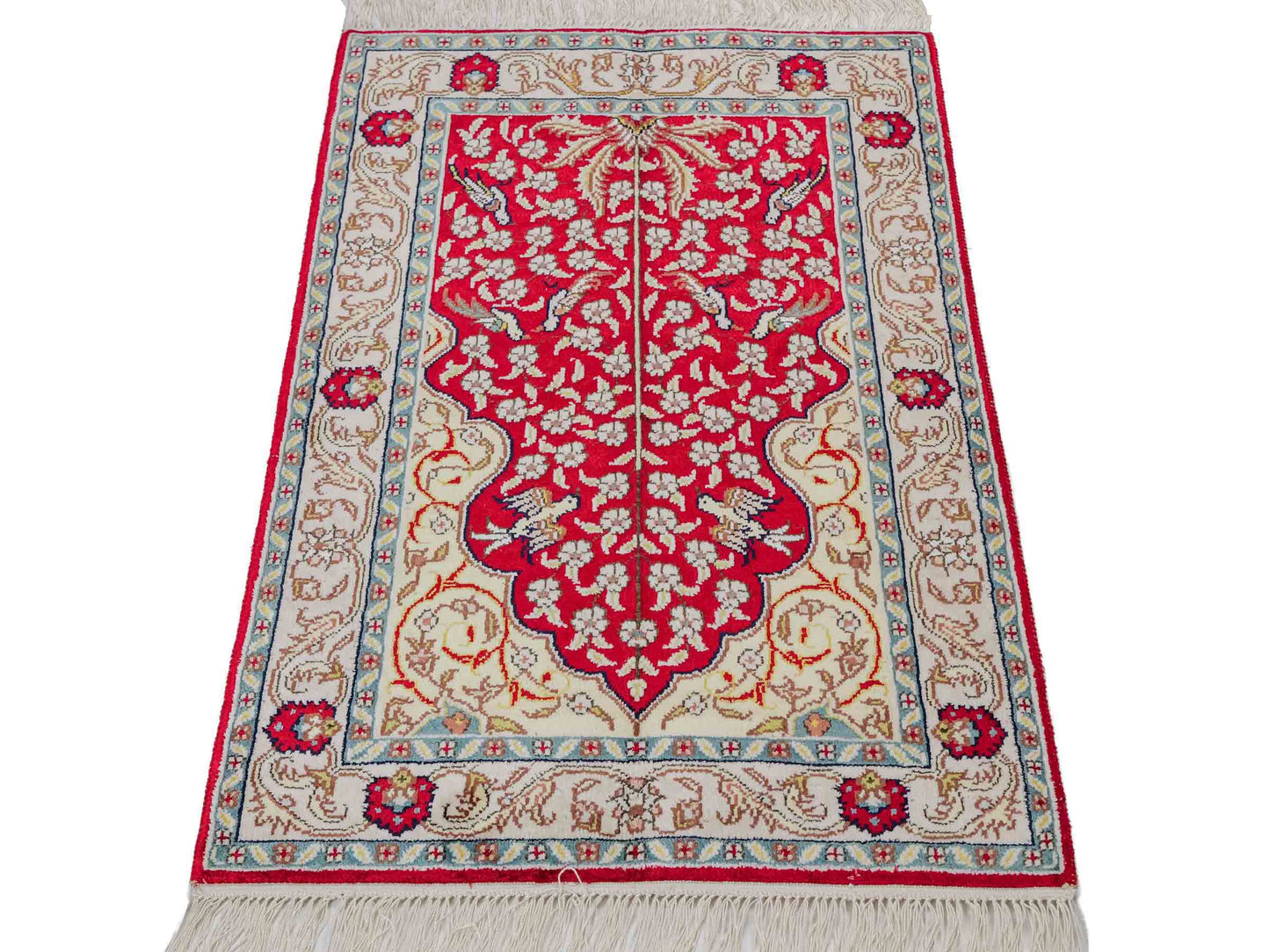 Feiner, handgeknüpfter, chinesischer Orientteppich mit Hereke Design aus Kunstseide, rot, creme, blau. 89x58 cm. Verkauf durch Jupiter Intl.