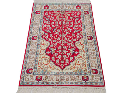 Feiner, handgeknüpfter, chinesischer Orientteppich mit Hereke Design aus Kunstseide, rot, creme, blau. 89x58 cm. Verkauf durch Jupiter Intl.