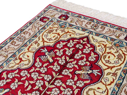 Feiner, handgeknüpfter, chinesischer Orientteppich mit Hereke Design aus Kunstseide, rot, creme, blau. 89x58 cm. Verkauf durch Jupiter Intl.
