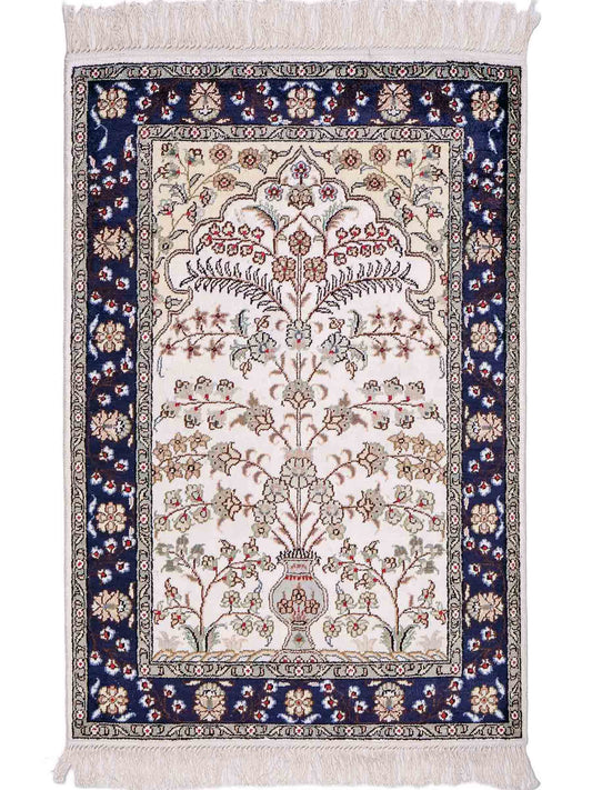 Feiner, handgeknüpfter, chinesischer Orientteppich mit Hereke Design aus Kunstseide, weiß, blau, creme. 90x62 cm. Verkauf durch Jupiter Intl.