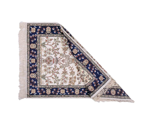 Feiner, handgeknüpfter, chinesischer Orientteppich mit Hereke Design aus Kunstseide, weiß, blau, creme. 90x62 cm. Verkauf durch Jupiter Intl.