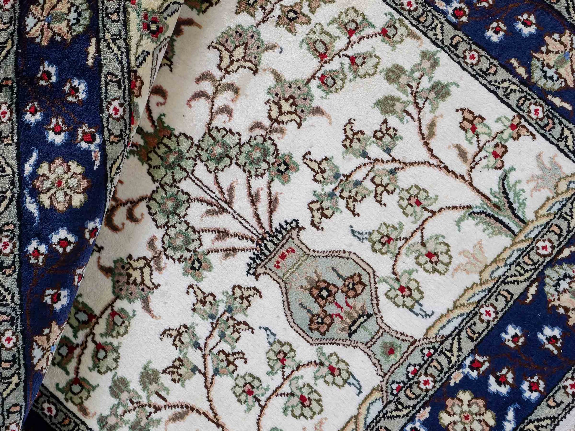 Feiner, handgeknüpfter, chinesischer Orientteppich mit Hereke Design aus Kunstseide, weiß, blau, creme. 90x62 cm. Verkauf durch Jupiter Intl.