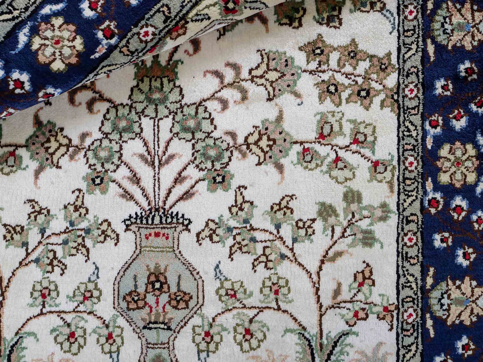 Feiner, handgeknüpfter, chinesischer Orientteppich mit Hereke Design aus Kunstseide, weiß, blau, creme. 90x62 cm. Verkauf durch Jupiter Intl.
