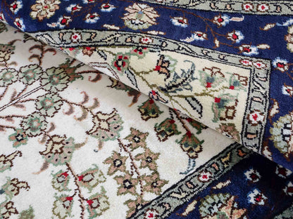 Feiner, handgeknüpfter, chinesischer Orientteppich mit Hereke Design aus Kunstseide, weiß, blau, creme. 90x62 cm. Verkauf durch Jupiter Intl.