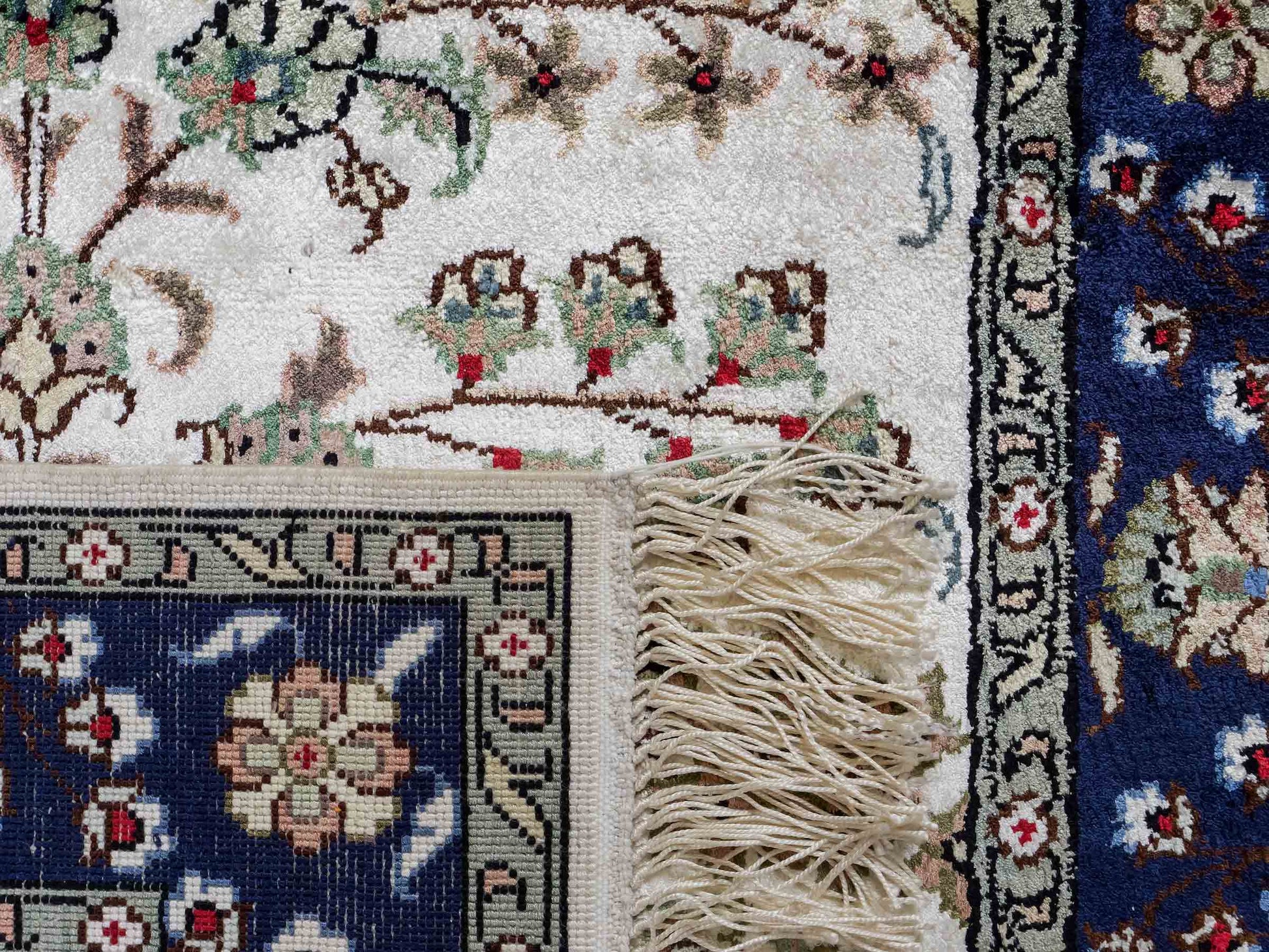 Feiner, handgeknüpfter, chinesischer Orientteppich mit Hereke Design aus Kunstseide, weiß, blau, creme. 90x62 cm. Verkauf durch Jupiter Intl.