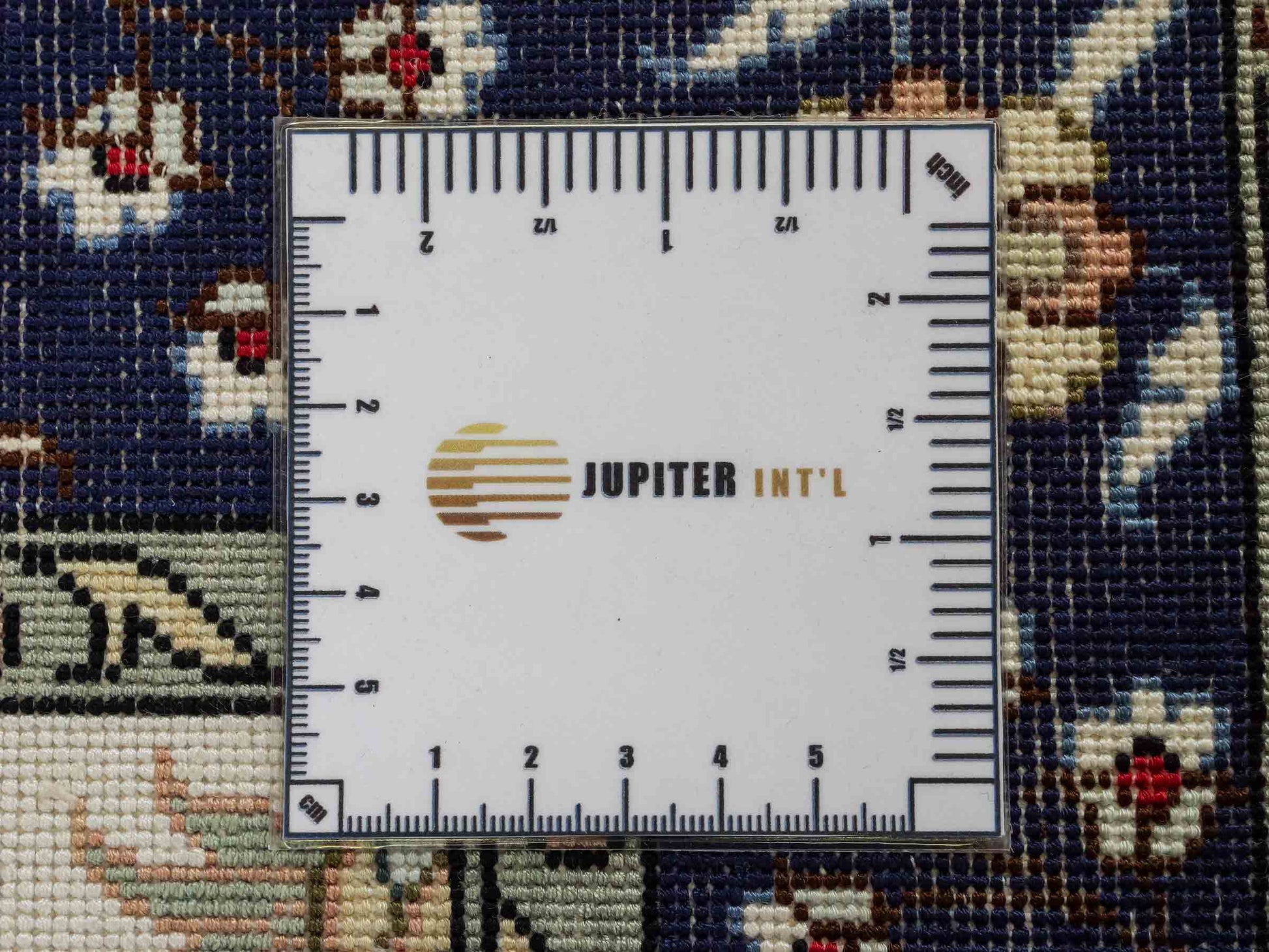 Feiner, handgeknüpfter, chinesischer Orientteppich mit Hereke Design aus Kunstseide, weiß, blau, creme. 90x62 cm. Verkauf durch Jupiter Intl.