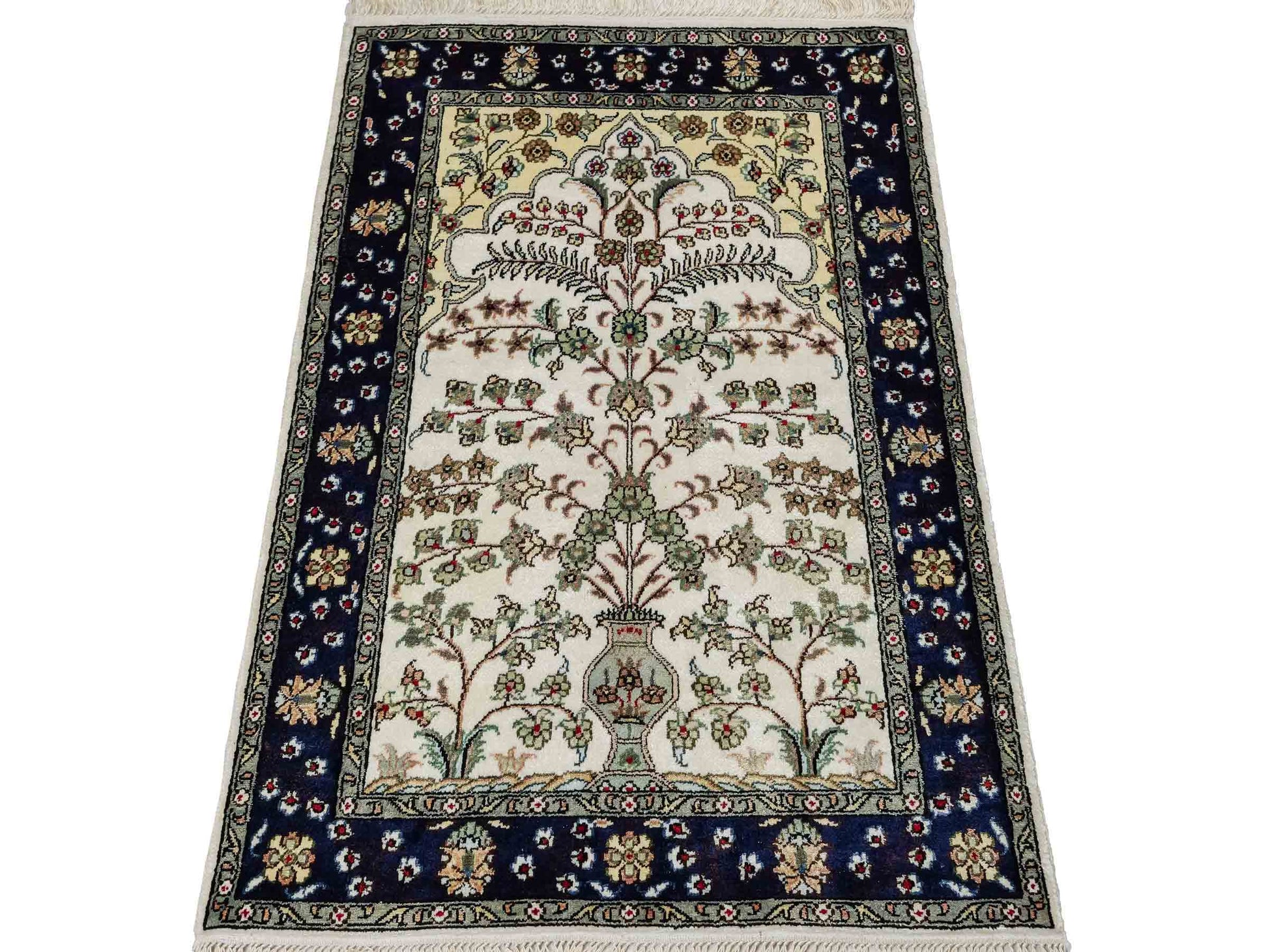 Feiner, handgeknüpfter, chinesischer Orientteppich mit Hereke Design aus Kunstseide, weiß, blau, creme. 90x62 cm. Verkauf durch Jupiter Intl.