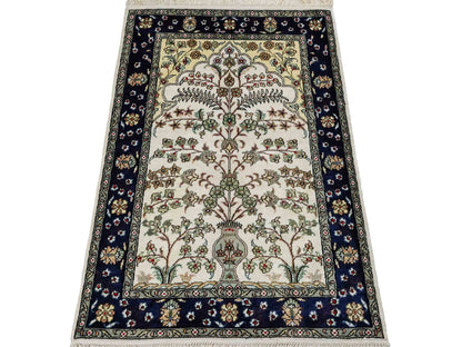 Feiner, handgeknüpfter, chinesischer Orientteppich mit Hereke Design aus Kunstseide, weiß, blau, creme. 90x62 cm. Verkauf durch Jupiter Intl.