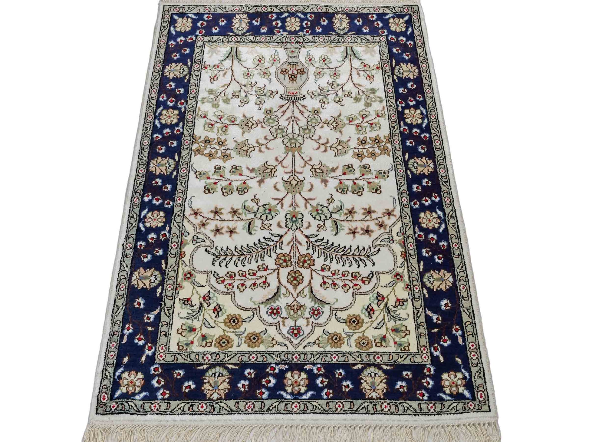 Feiner, handgeknüpfter, chinesischer Orientteppich mit Hereke Design aus Kunstseide, weiß, blau, creme. 90x62 cm. Verkauf durch Jupiter Intl.