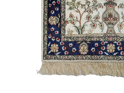 Feiner, handgeknüpfter, chinesischer Orientteppich mit Hereke Design aus Kunstseide, weiß, blau, creme. 90x62 cm. Verkauf durch Jupiter Intl.