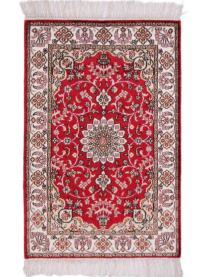 Feiner, handgeknüpfter, chinesischer Orientteppich mit Hereke Design aus Kunstseide, rot, weiß, creme. 91x62 cm. Verkauf durch Jupiter Intl.